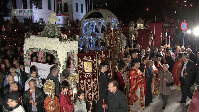 Ιωάννινα: Πλήθος πιστών και βαθιά κατάνυξη στην Περιφορά των Επιταφίων στην Κεντρική Πλατεία [Video-Photos] - Φωτογραφία 3