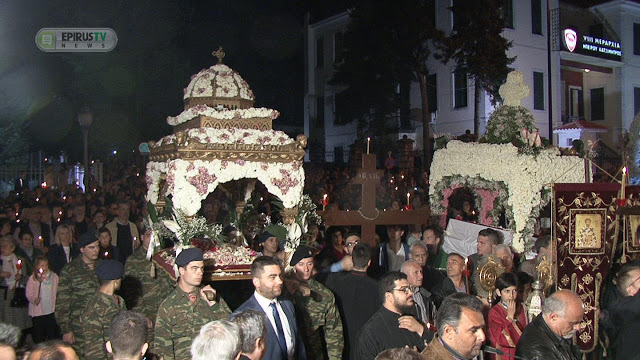 Ιωάννινα: Πλήθος πιστών και βαθιά κατάνυξη στην Περιφορά των Επιταφίων στην Κεντρική Πλατεία [Video-Photos] - Φωτογραφία 7