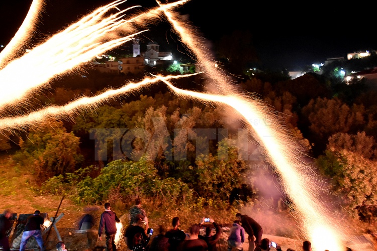 Εντυπωσιακός ο ρουκετοπόλεμος στο Βροντάδο της Χίου [video] - Φωτογραφία 1