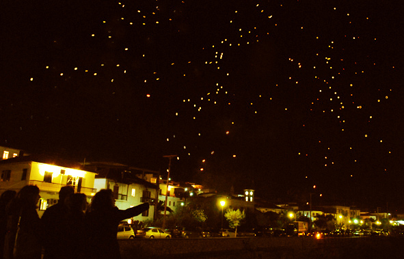 Το έθιμο με τα αερόστατα - Πάσχα στο Λεωνίδιο - Φωτογραφία 1