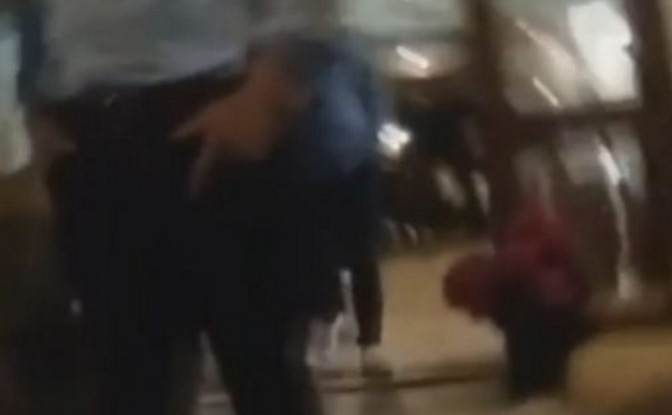Ο Κακός Χαμός σε ταβέρνα στην Πάτρα: Όταν ήρθε η στιγμή του λογαριασμού πιάστηκαν στα χέρια - Δείτε το βίντεο με τις σκηνές απείρου κάλους που εκτυλίχθηκαν... - Φωτογραφία 1