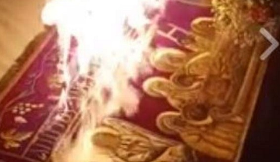 Ιερέας στη Θεσσαλονίκη έβαλε... φωτιά στην Αγία Τράπεζα για το «Δεύτε Λάβετε Φως» - Φωτογραφία 1