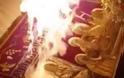 Ιερέας στη Θεσσαλονίκη έβαλε... φωτιά στην Αγία Τράπεζα για το «Δεύτε Λάβετε Φως»