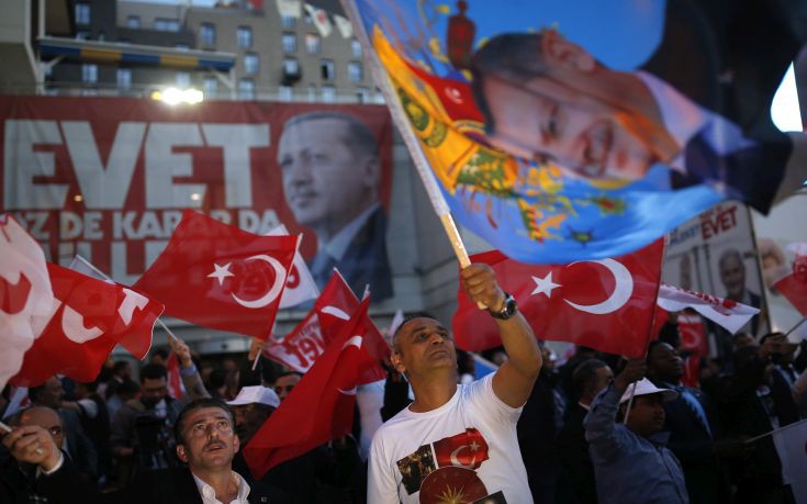 Λαβωμένος βγήκε ο Τούρκος πρόεδρος από τη μάχη του δημοψηφίσματος - Διευρύνονται οι εξουσίες του προέδρου - Φωτογραφία 1