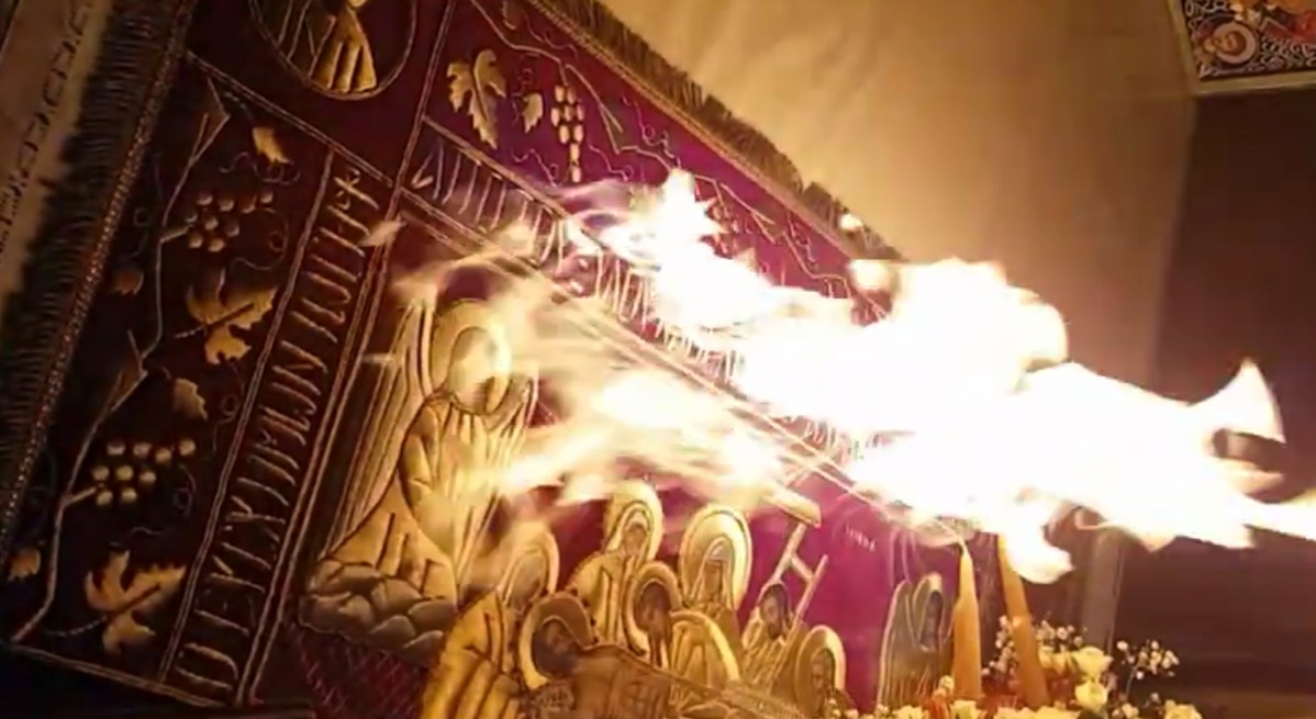 Ιερέας έβαλε φωτιά στην Αγία Τράπεζα για να μιμηθεί την Αφη του Αγιου Φωτός! [video] - Φωτογραφία 1