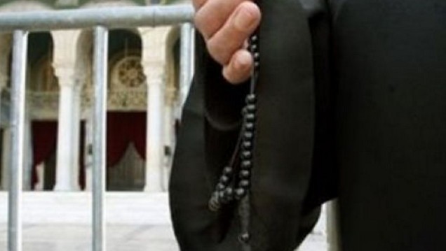 Ιερέας στην Πάτρα δεν μύρωσε τις γυναίκες γιατί φορούσαν «διεφθαρμένο παντελόνι» - Φωτογραφία 1