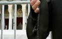 Ιερέας στην Πάτρα δεν μύρωσε τις γυναίκες γιατί φορούσαν «διεφθαρμένο παντελόνι»