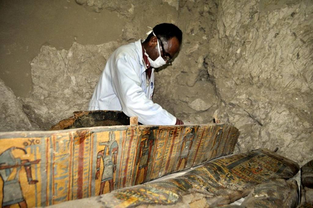 Συγκλονιστική ανακάλυψη στην Αίγυπτο - Στο φως 6 μούμιες που... [photos] - Φωτογραφία 1