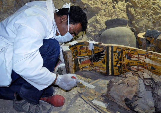 Συγκλονιστική ανακάλυψη στην Αίγυπτο - Στο φως 6 μούμιες που... [photos] - Φωτογραφία 4