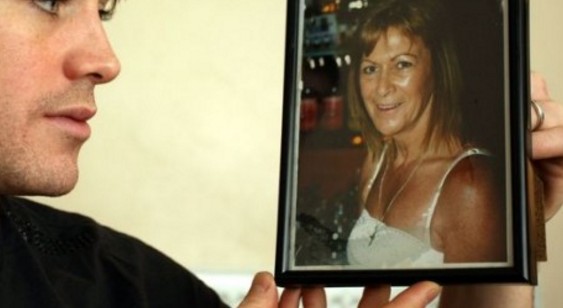 Μυστήριο: Βρέθηκε νεκρή πριν 9 χρόνια στην Κρήτη - Ο γιος της πιστεύει ότι η μητέρα του... - Φωτογραφία 1