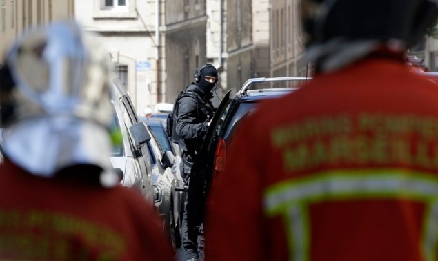 Ένα πολυβόλο και τρία κιλά εκρηκτικών βρέθηκαν σε διαμέρισμα στη Μασσαλία - Φωτογραφία 1