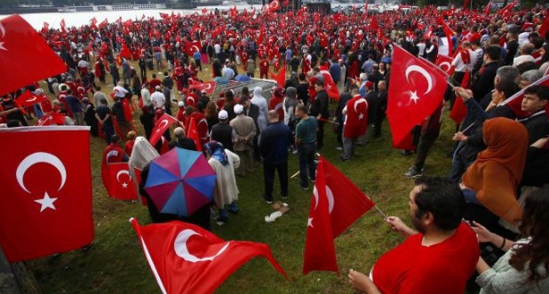 Σοκαρισμένοι στη Γερμανία από την ψήφο των τούρκων μεταναστών στο δημοψήφισμα - Φωτογραφία 1