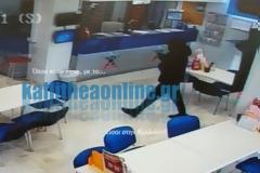 Καρέ-καρέ θρασύτατη ληστεία σε κατάστημα ΠΡΟΠΟ στην Καλλιθέα – ΑΠΟΚΛΕΙΣΤΙΚΕΣ ΕΙΚΟΝΕΣ