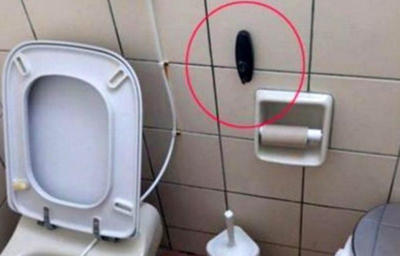 Σάλος στο Ναύπλιο με κρυφή κάμερα σε τουαλέτα ταβέρνας: «Αν δείτε αυτό δίπλα στη λεκάνη…» - Φωτογραφία 1