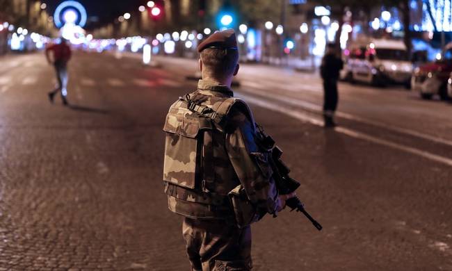 Παρίσι: Αυτός είναι ο δράστης της τρομοκρατικής επίθεσης στα Ηλύσια Πεδία - Ήταν γνωστός στις Αρχές - Φωτογραφία 1