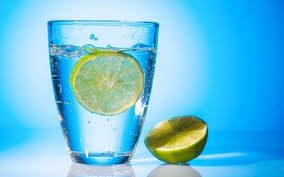 Νερό με λεμόνι: Μύθοι & αλήθειες για τα οφέλη του στην υγεία - Φωτογραφία 1