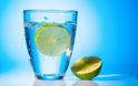 Νερό με λεμόνι: Μύθοι & αλήθειες για τα οφέλη του στην υγεία