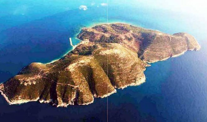 Νήσος Σάσων: Μια νησίδα στρατηγικής σημασίας - Η ακατανόητη και ολέθρια παραχώρησή της στην Αλβανία το 1914 [photos] - Φωτογραφία 1