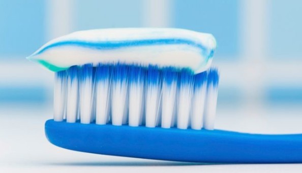 Ένας παράδοξος τρόπος για να καθαρίσετε την οδοντόβουρτσα - Φωτογραφία 1