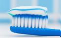 Ένας παράδοξος τρόπος για να καθαρίσετε την οδοντόβουρτσα