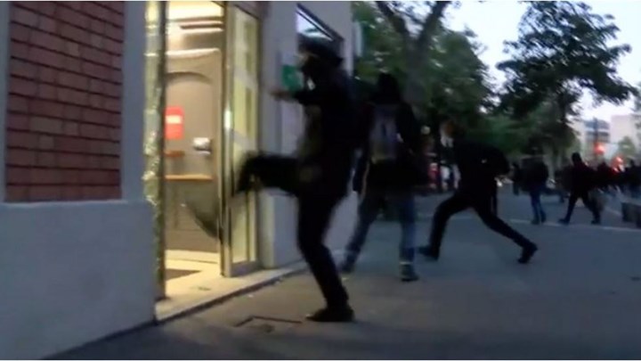 Συγκρούσεις ανάμεσα σε διαδηλωτές και αστυνομικούς στο Παρίσι [photos] - Φωτογραφία 1