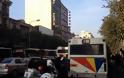 Εισβολή αγνώστων στα γραφεία της «Καθημερινής» στην Τσιμισκή - Πέταξαν μπογιές και φέιγ-βολάν