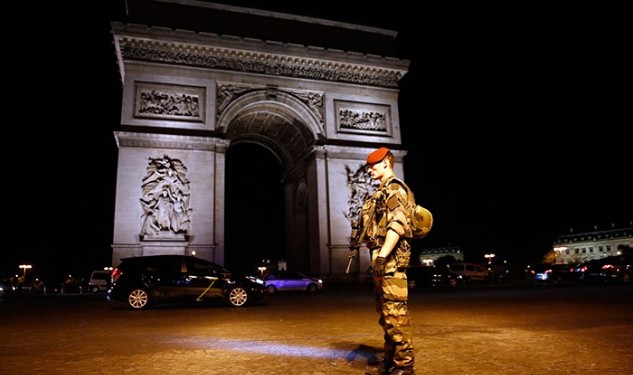 Πανικός στο Παρίσι δύο μέρες μετά το χτύπημα στα Ηλύσια Πεδία - Φωτογραφία 1