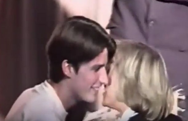 Δείτε το πρώτο φιλί του Μακρόν με την 64χρονη σύζυγό του... [photos+video] - Φωτογραφία 1