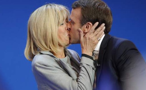 Δείτε το πρώτο φιλί του Μακρόν με την 64χρονη σύζυγό του... [photos+video] - Φωτογραφία 2