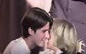 Δείτε το πρώτο φιλί του Μακρόν με την 64χρονη σύζυγό του... [photos+video]