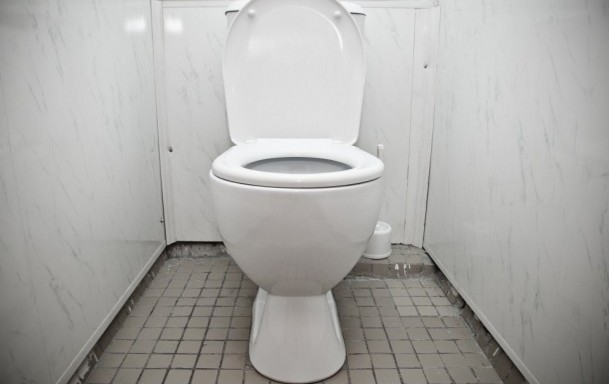 Δημόσιες τουαλέτες: Ποιος είναι ο πιο υγιεινός τρόπος να κάθεστε [video] - Φωτογραφία 1