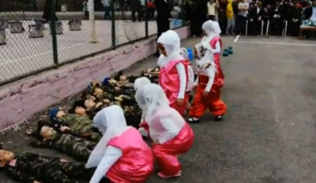 Μικρά παιδιά στην Τουρκία παίζουν σε θέατρο το πραξικόπημα - Φωτογραφία 1