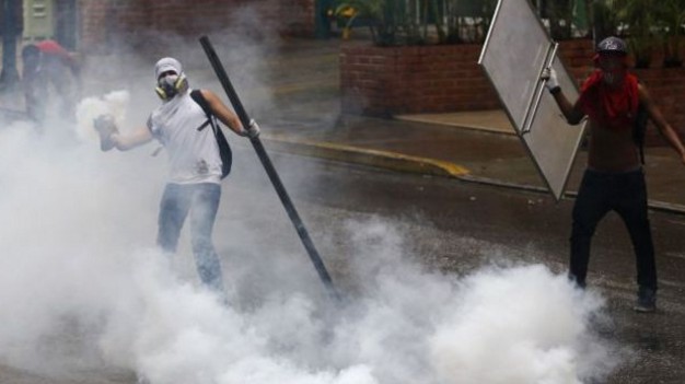 Αυξάνεται ο αριθμός των νεκρών στις βίαιες συγκρούσεις στη Βενεζουέλα - Φωτογραφία 1