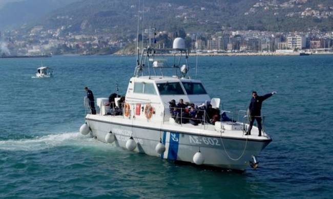 Μύκονος: Σύλληψη 15 προσφύγων - Σκάφος τους μετέφερε στην περιοχή Μερχιά - Φωτογραφία 1