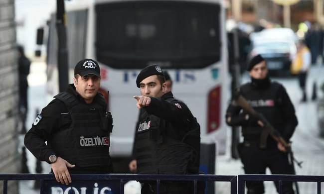 «Ολόκληρη η χώρα υπό σύλληψη»: Ο Ερντογάν βγάζει σε διαθεσιμότητα άλλους 9.103 αστυνομικούς - Φωτογραφία 1