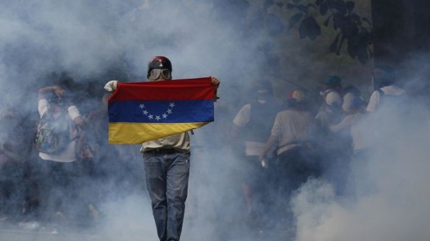 Βράζει η Βενεζουέλα, στο κέντρο του Καράκας θέλουν να φτάσουν οι διαδηλωτές - Φωτογραφία 1