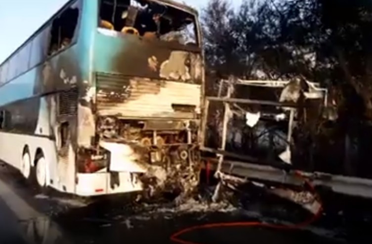 Πάτρα:Παραλίγο τραγωδία με φλεγόμενο λεωφορείο - Μετέφερε μαθητές του Λυκείου Γλυφάδας [photos+video] - Φωτογραφία 1