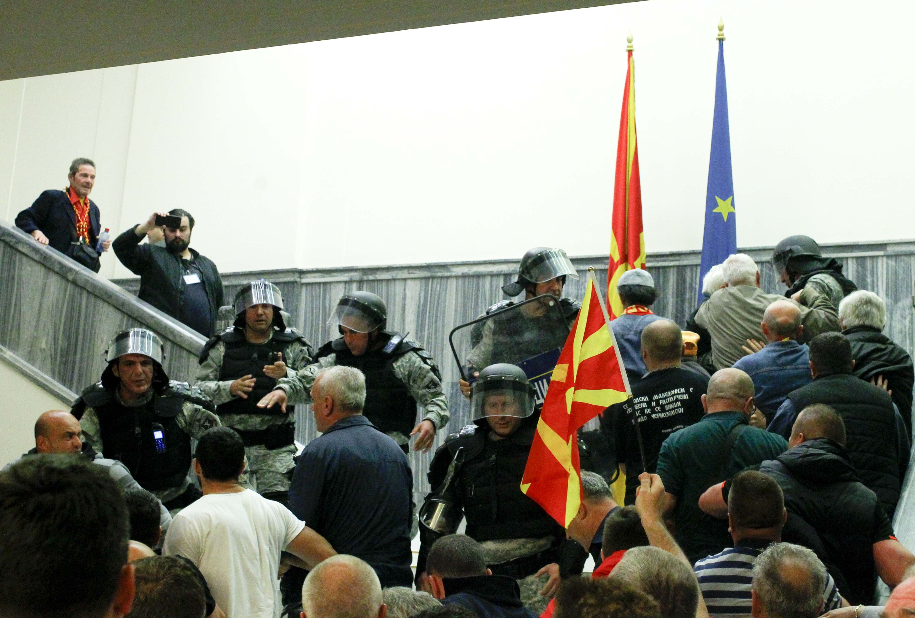 Χάος στα Σκόπια - Εισβολή διαδηλωτών στο κοινοβούλιο (pics&vid) - Φωτογραφία 4
