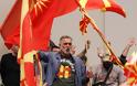 Χάος στα Σκόπια - Εισβολή διαδηλωτών στο κοινοβούλιο (pics&vid) - Φωτογραφία 8