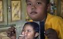 Θυμάστε το 2χρονο αγοράκι που κάπνιζε μανιωδώς, 40 τσιγάρα την ημέρα; - Δείτε πως είναι σήμερα και τι κάνει [photos] - Φωτογραφία 8