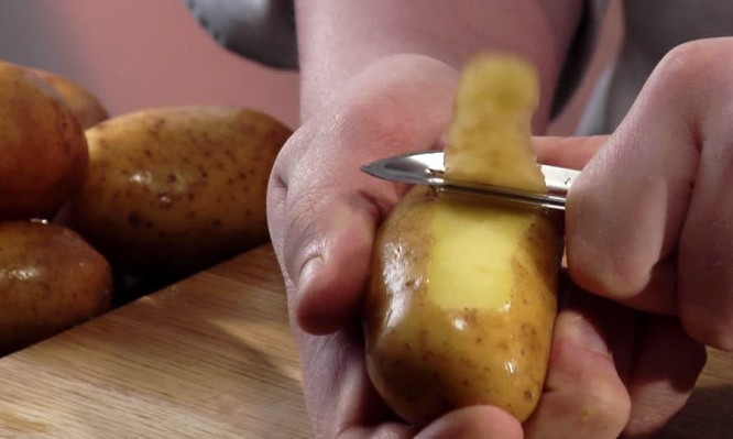 Μην πετάτε τις φλούδες από τις πατάτες – Δείτε γιατί - Φωτογραφία 1