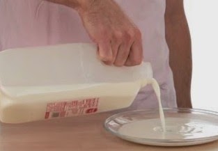 Δείτε τι θα συμβεί αν τοποθετήσετε μαζί: Γάλα, χρώμα ζαχαροπλαστικής και υγρό για τα πιάτα! [video] - Φωτογραφία 1
