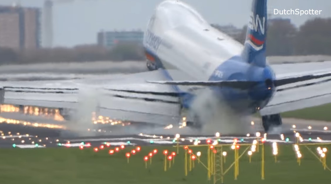 ΣΟΚ για επιβάτες Boeing κατά την προσγείωση - Βίντεο που κόβει τις ανάσες... - Φωτογραφία 1