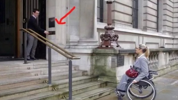 H γυναίκα στο αναπηρικό καροτσάκι δε μπορεί να ανέβει τις σκάλες... Προσέξτε όμως τι θα συμβεί μόλις ο άντρας πατήσει το κουμπί - Φωτογραφία 1