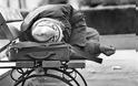 Σφίχτηκε η καρδιά μας - Συγκλονίζει ο άστεγος που κοιμάται σε κενοτάφιο - Εικόνες γροθιά στο στομάχι - Φωτογραφία 1
