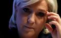 «Το ευρώ πέθανε» λέει η Λεπέν και προσπαθεί να προσεγγίσει ψηφοφόρους