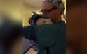 Ο σκύλος αυτός κλαίει ασταμάτητα μετά την επέμβαση - Ο τρόπος που τον παρηγορεί ο γιατρός του λυγίζει το διαδίκτυο video]