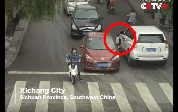 Βίντεο σοκ: Δείτε πώς σώθηκε κοριτσάκι πάνω από το οποίο πέρασαν δύο αυτοκίνητα... - Φωτογραφία 1