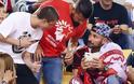 Ο Πάνος Αργιανίδης και η αστεράτη μπλούζα του στο πλευρό του Ολυμπιακού