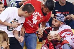 Ο Πάνος Αργιανίδης και η αστεράτη μπλούζα του στο πλευρό του Ολυμπιακού